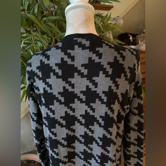 Ann Taylor ladies, long sleeve cardigan excellent condition small dry cleaned - Picture 5 of 11